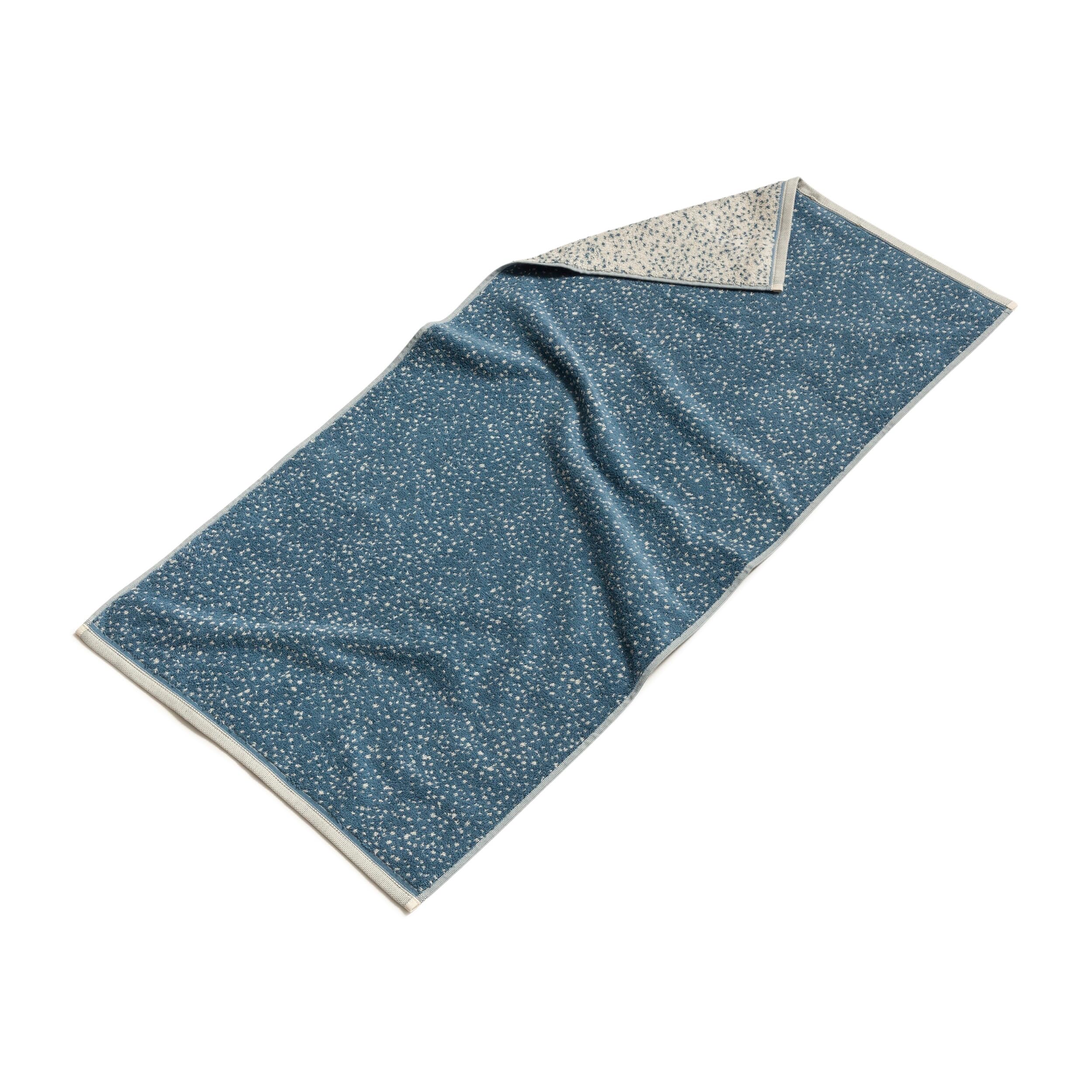 m-ve-bohemian-dreams-spots-duschtuch-67-x-140-cm-100-baumwolle-nature-steel-blue image 2