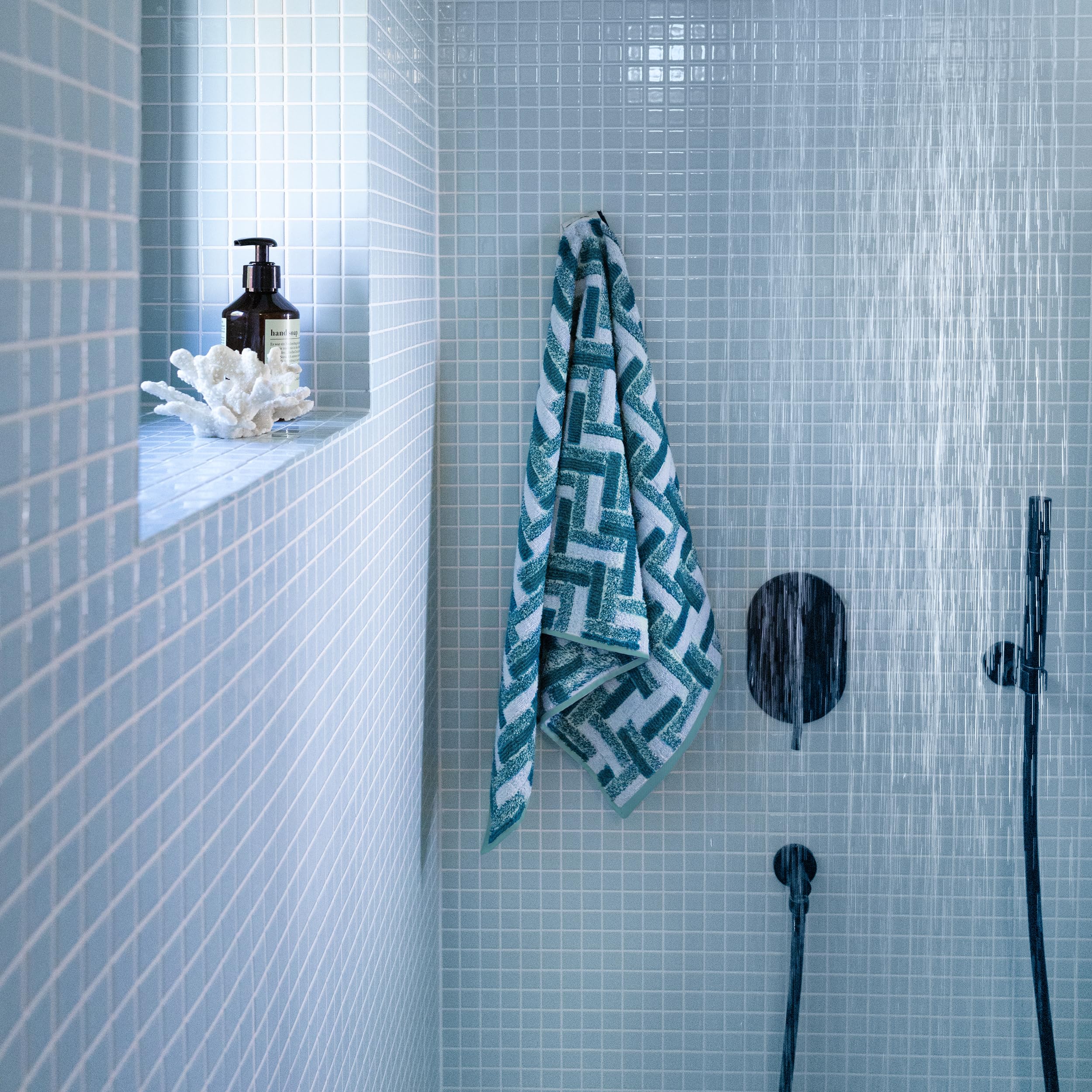 m-ve-tide-tiles-handtuch-50-x-100-cm-100-baumwolle-deep-lake-turquoise image 6